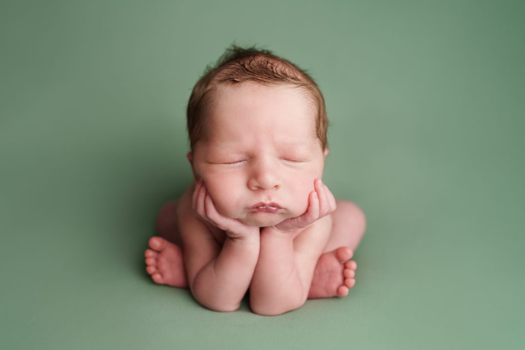 Stunning Newborn Photographs in the Dunmow and Bishop’s Stortford area - froggie froggy